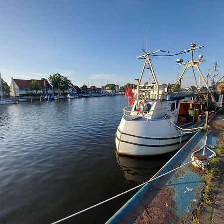 Hochwertige Ferienwohnung Direkt Am Wasser Mit Balkon Greifswald Luaran gambar