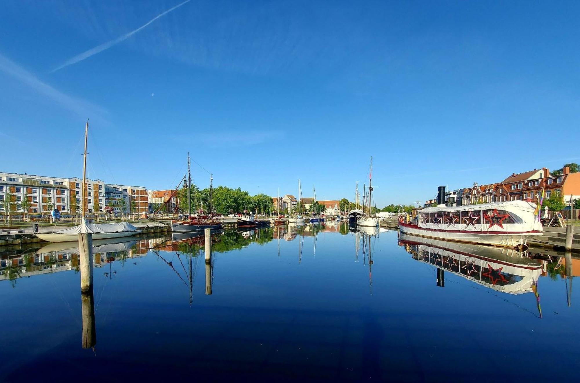 Hochwertige Ferienwohnung Direkt Am Wasser Mit Balkon Greifswald Luaran gambar