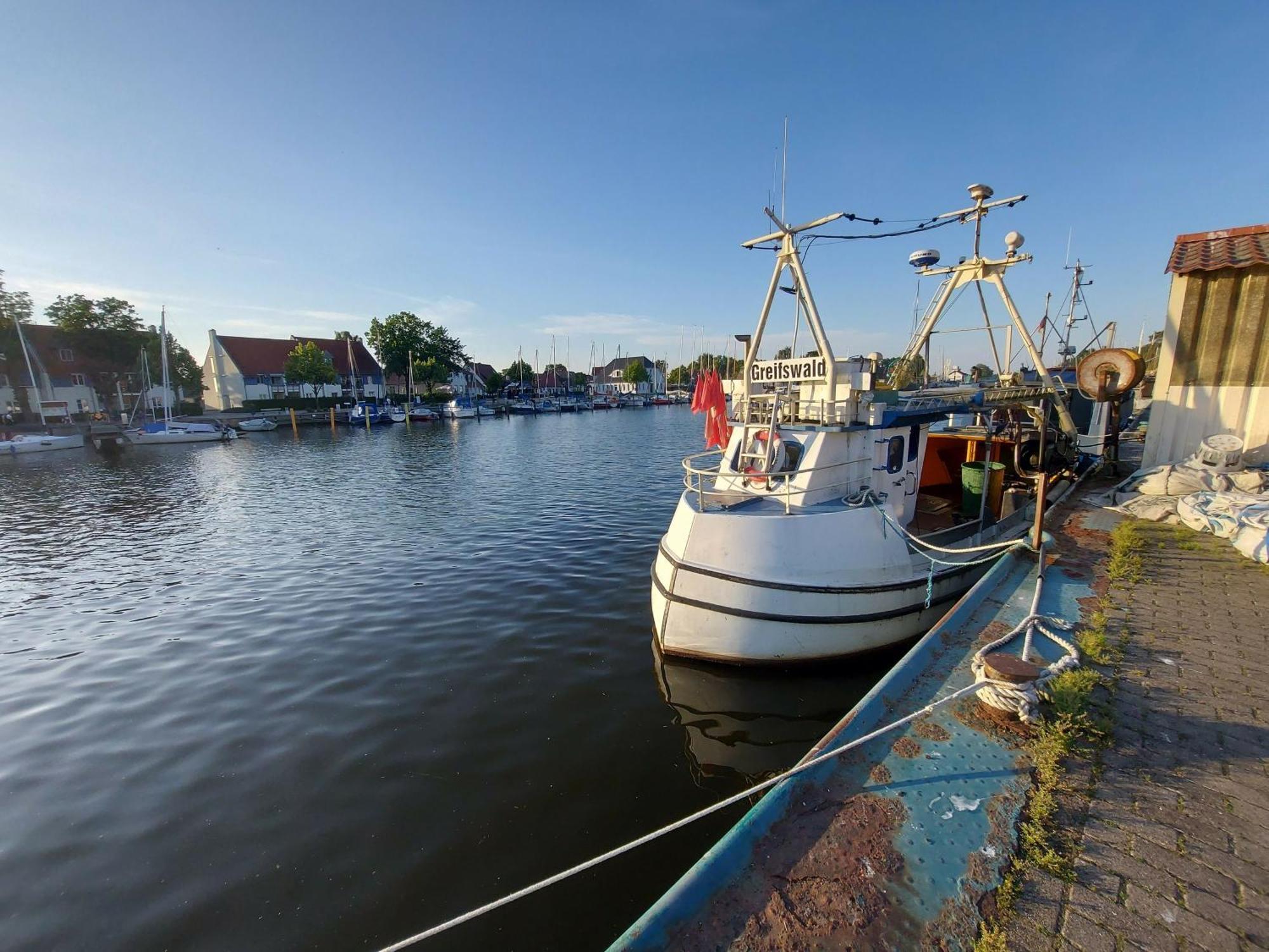 Hochwertige Ferienwohnung Direkt Am Wasser Mit Balkon Greifswald Luaran gambar