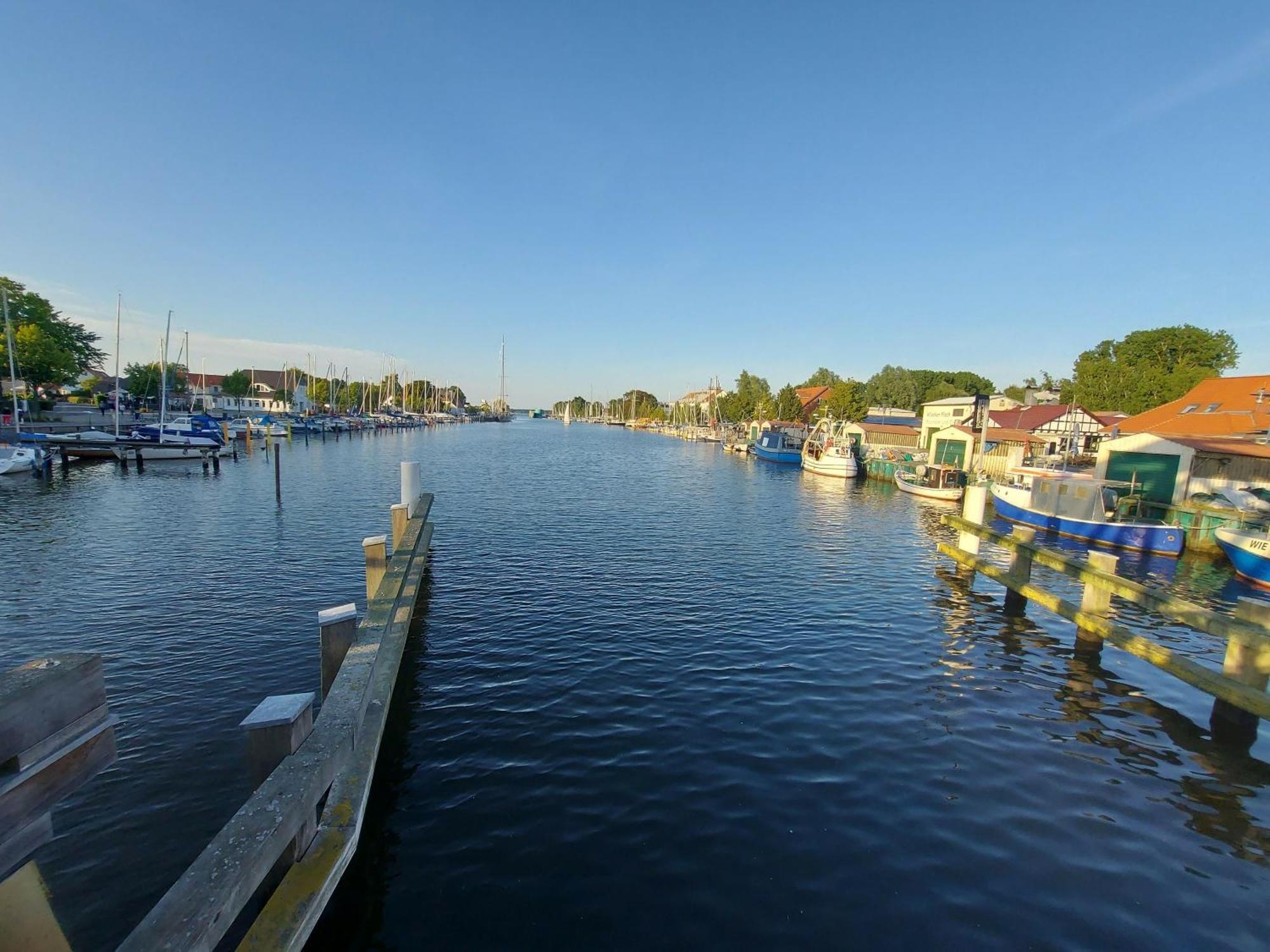 Hochwertige Ferienwohnung Direkt Am Wasser Mit Balkon Greifswald Luaran gambar