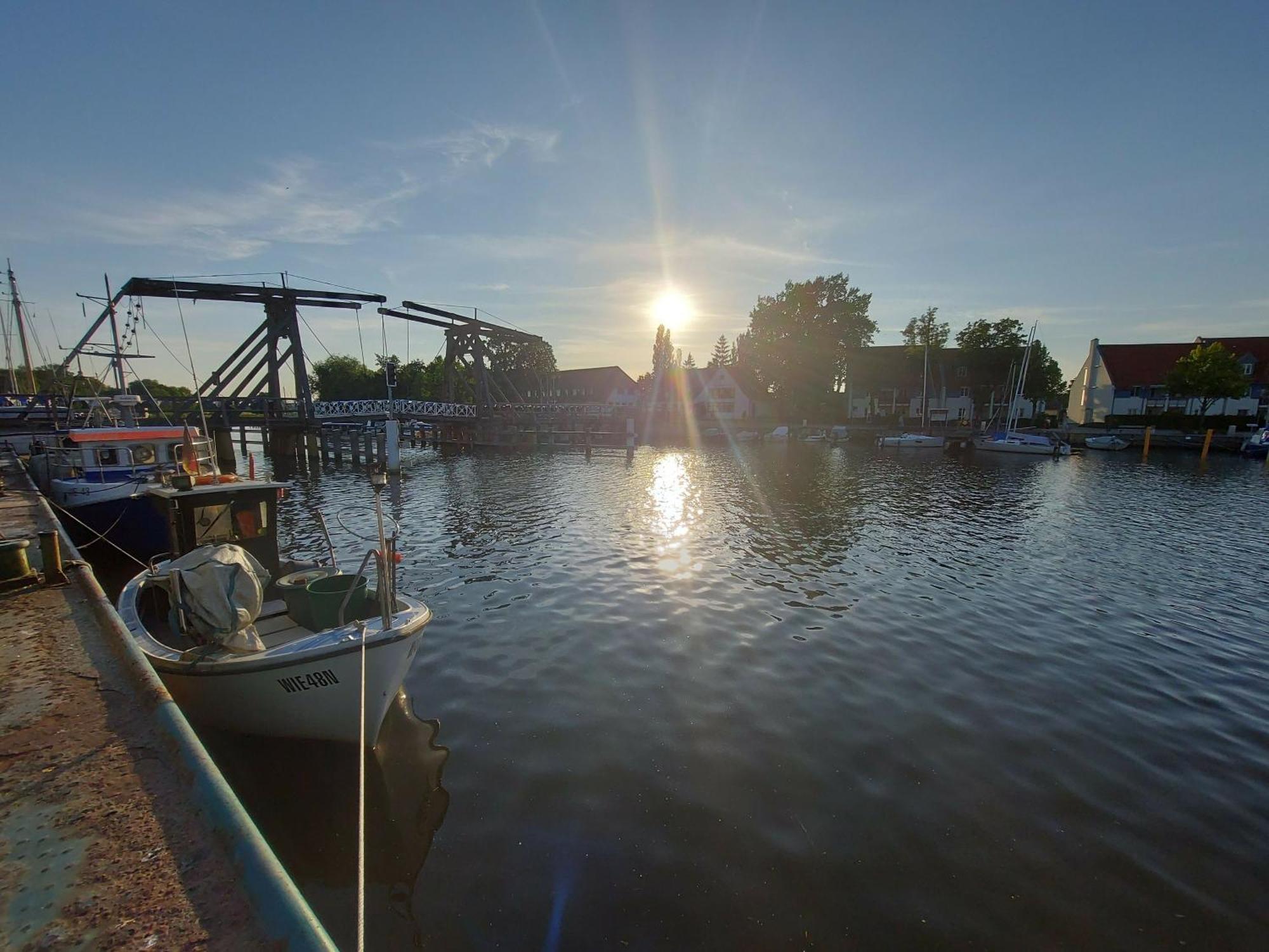 Hochwertige Ferienwohnung Direkt Am Wasser Mit Balkon Greifswald Luaran gambar